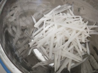 10、鲫鱼萝卜丝汤,不用太多一个萝卜的三分之一。