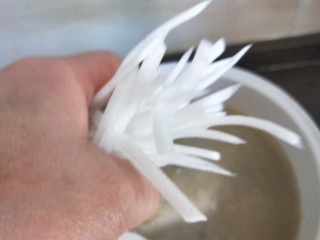 12、鲫鱼萝卜丝汤,在放萝卜丝。