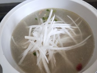 13、鲫鱼萝卜丝汤,搅拌均匀。