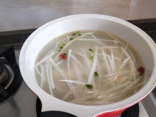 14、鲫鱼萝卜丝汤,在炖半小时左右。