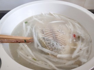 15、鲫鱼萝卜丝汤,熬制奶白色即可。