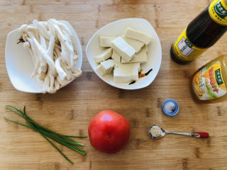 1、白玉菇豆腐汤,先把需要的食材提前准备好。