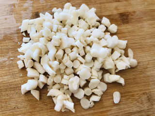 2、白玉菇豆腐汤,白玉菇洗净控干水分切丁备用。