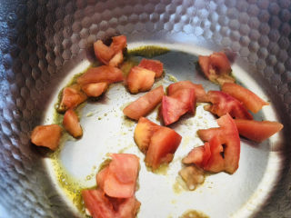 4、白玉菇豆腐汤,锅中加入少许食用油放入西红柿炒出汤汁。