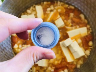 11、白玉菇豆腐汤,最后加点食盐调味。