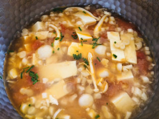 12、白玉菇豆腐汤,表面撒点小葱。