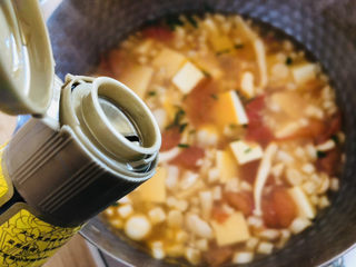 13、白玉菇豆腐汤,来几滴香油。