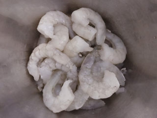 1、自制虾滑,清洗虾仁挤干水分。