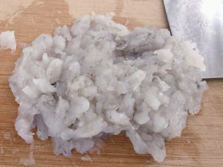 2、自制虾滑,用刀刮虾仁,刀和砧板角度差不多是30度。