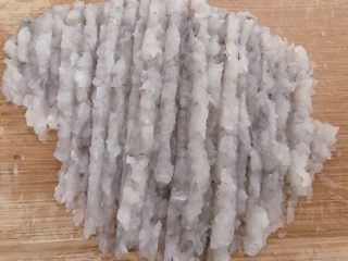 3、自制虾滑,刮出肉后再用刀背拍