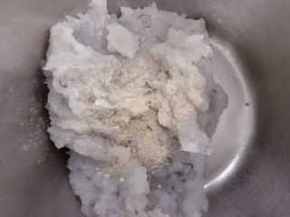 4、自制虾滑,拍好的虾仁加入适量白胡椒粉。