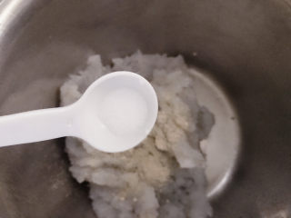 5、自制虾滑,少许盐