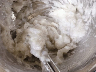 7、自制虾滑,用筷子往一个方向拌。