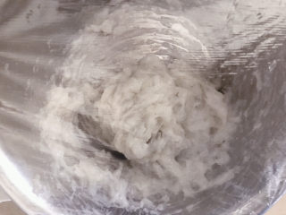 8、自制虾滑,拌出胶后盖上保鲜膜冷藏半小时。