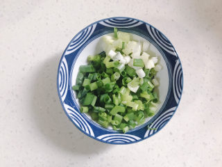 9、自制虾滑,虾滑可以用来下火锅或做紫菜虾滑汤。下面介绍一下紫菜虾滑汤的做法,切一些葱花备用。