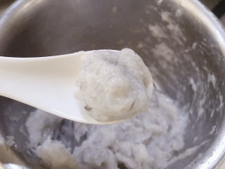 11、自制虾滑,汤勺抹上适量食用油后挖出虾滑