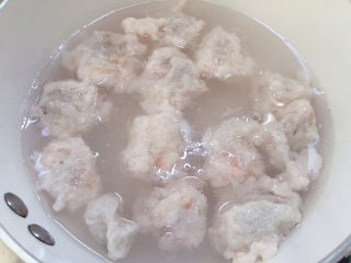 12、自制虾滑,放入锅里。全部挖好后再开大火煮开。