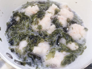 13、自制虾滑,下适量紫菜。