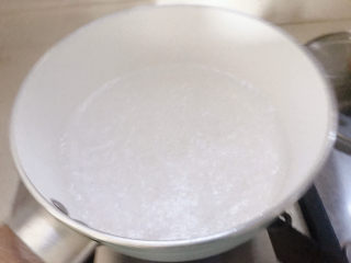 10、自制虾滑,先烧半锅开水关小火