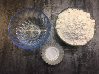 1、肉丝卷饼,准备好所有食材