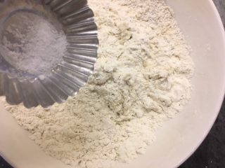 2、肉丝卷饼,面粉中加入盐搅拌均匀