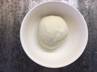 5、肉丝卷饼,揉捏成光滑的面团，盖上保鲜膜醒半小时左右（夏天天气热，可以缩短时间）