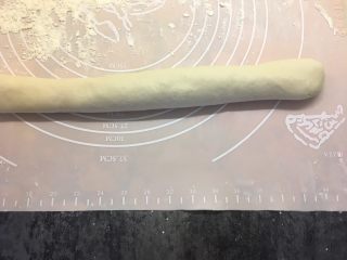7、肉丝卷饼,揉成长条状