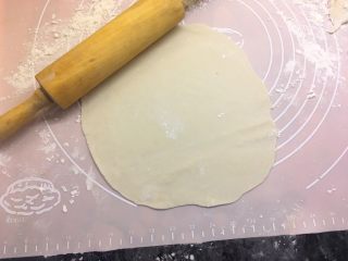 13、肉丝卷饼,用擀面杖擀成薄面皮