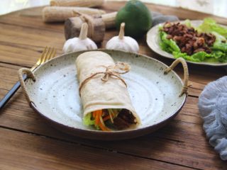 18、肉丝卷饼,放在饼上卷起即可