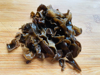 1、木耳蛋花汤,黑木耳提前泡发，清洗干净去蒂切小朵