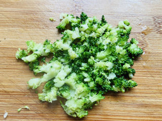 3、木耳蛋花汤,西兰花焯烫后切碎