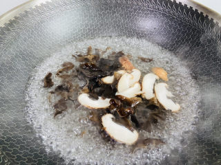 7、木耳蛋花汤,放入黑木耳和香菇煮三分钟