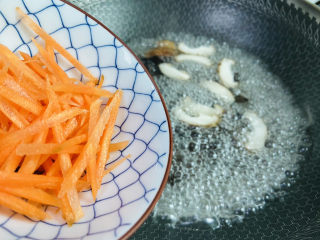 8、木耳蛋花汤,放入胡萝卜丝