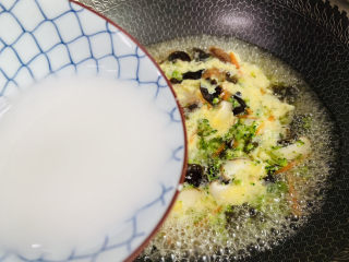 11、木耳蛋花汤,淋入水淀粉勾芡