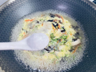 12、木耳蛋花汤,根据个人口味加入适量盐