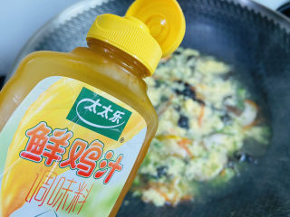 13、木耳蛋花汤,加入适量的太太乐鲜鸡汁