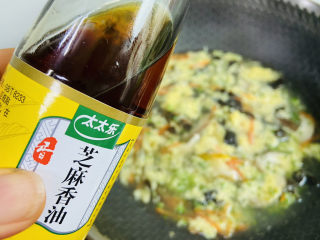 14、木耳蛋花汤,加入适量的香油提香