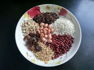 7、养气补血八宝粥,桂圆一勺。