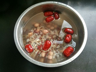 9、养气补血八宝粥,泡水洗净。