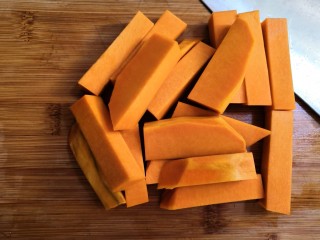 3、十味   香酥南瓜条,切成长条。