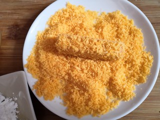 11、十味   香酥南瓜条,把南瓜条均匀的裹上面包糠。