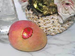 1、冬喝暖饮夏吃冰~芒果奥利奥酸奶昔,准备一个芒果