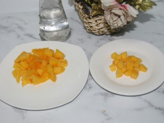 6、冬喝暖饮夏吃冰~芒果奥利奥酸奶昔,切成两份，一份切成小点的块，放上面装饰总