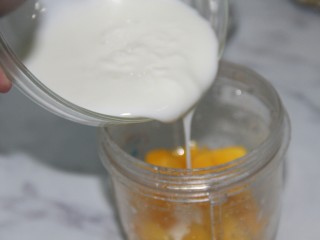 8、冬喝暖饮夏吃冰~芒果奥利奥酸奶昔,倒入酸奶