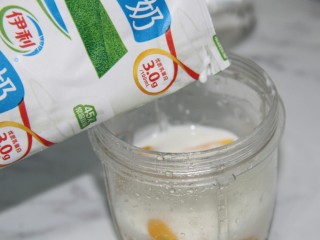 9、冬喝暖饮夏吃冰~芒果奥利奥酸奶昔,倒入牛奶