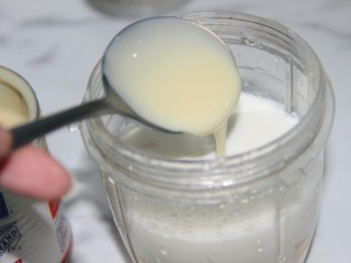 10、冬喝暖饮夏吃冰~芒果奥利奥酸奶昔,加入一大勺炼乳