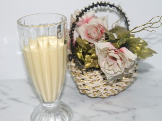 14、冬喝暖饮夏吃冰~芒果奥利奥酸奶昔,倒入杯中