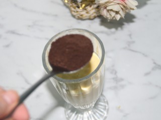 15、冬喝暖饮夏吃冰~芒果奥利奥酸奶昔,加入奥利奥碎粉末，这奥利奥粉末是用奥利奥饼干碎碾成的