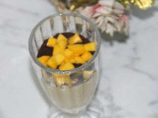 17、冬喝暖饮夏吃冰~芒果奥利奥酸奶昔,加入剩余的芒果块