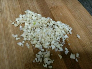 2、蒜蓉粉丝金针菇,大蒜切末